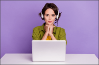 dame met laptop en headset